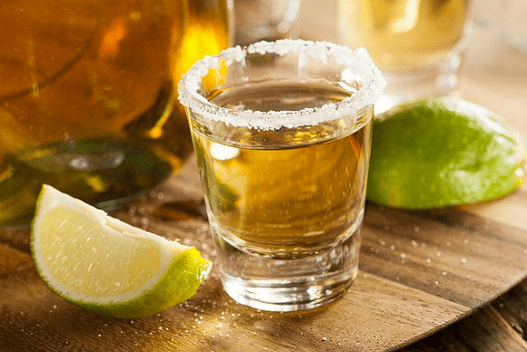 Kādu alkoholisko dzērienu dzert